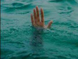 ऋषिकेश: सेल्फी लेने के चक्कर में तीन पर्यटक गंगा में बहे, एक शव बरामद, दो लापता three tourist fall into river in Rishikesh,one died two missing ऋषिकेश: सेल्फी लेने के चक्कर में तीन पर्यटक गंगा में बहे, एक शव बरामद, दो लापता