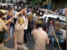 मेरठ: मॉब लिचिंग को लेकर शहर में बवाल, उपद्रवियों ने पुलिस पर किया पथराव, लाठीचार्ज Violence in meerut after a procession मेरठ: मॉब लिचिंग को लेकर शहर में बवाल, उपद्रवियों ने पुलिस पर किया पथराव, लाठीचार्ज