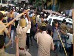 मेरठ: मॉब लिचिंग को लेकर शहर में बवाल, उपद्रवियों ने पुलिस पर किया पथराव, लाठीचार्ज