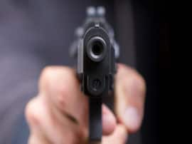 नोएडा के बिल्लाबोंग स्कूल के ड्राइवर को अज्ञात बदमाशों ने मारी गोली, मौके पर मौत Noida billabong school bus driver shot dead police send body for postmortem नोएडा के बिल्लाबोंग स्कूल के ड्राइवर को अज्ञात बदमाशों ने मारी गोली, मौके पर मौत