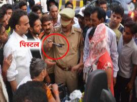 अलीगढ़ में अधिवक्ता से भिड़ीं दो लड़कियां, एक ने तानी बंदूक;दूसरी ने पकड़ा कॉलर Two girls clashed with advocate in Aligarh FIR registered अलीगढ़ में अधिवक्ता से भिड़ीं दो लड़कियां, एक ने तानी बंदूक;दूसरी ने पकड़ा कॉलर