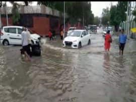 कानपुर में झमाझम बारिश के बाद जलभराव बना मुसीबत, जाम से थमी शहर की रफ्तार Heavy rain in kanpur enhance the problem for citizen कानपुर में झमाझम बारिश के बाद जलभराव बना मुसीबत, जाम से थमी शहर की रफ्तार