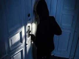 Thieves breaks the lock of Nine houses in the same sector in Noida नोएडा: हाईटेक सिटी में चोरों का आतंक, एक ही सेक्टर के नौ घरों का ताला तोड़ की लाखों की चोरी