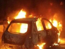 यमुना एक्सप्रेस-वे देखते ही देखते आग का गोला बन गई कार, बाल-बाल बचे सवार agra fire in car due to short circuit यमुना एक्सप्रेस-वे देखते ही देखते आग का गोला बन गई कार, बाल-बाल बचे सवार