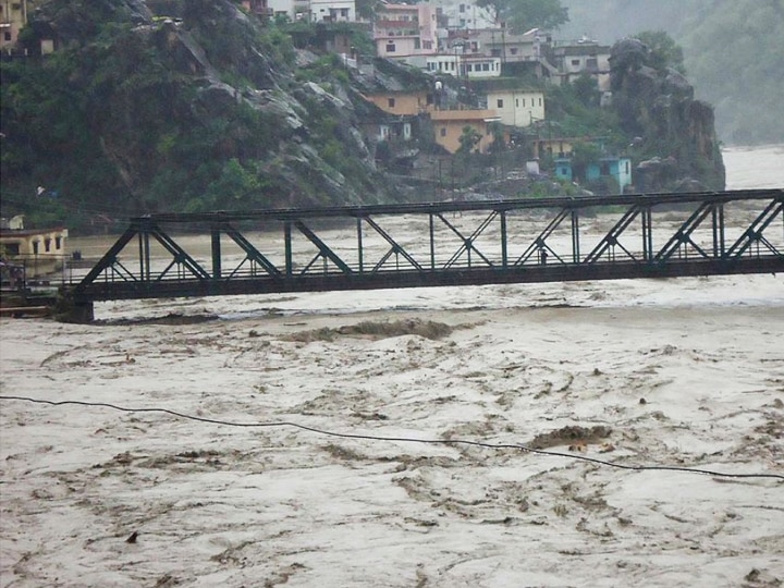 उत्तर प्रदेश से लेकर उत्तराखंड तक गरजते मेघ, भारी बारिश का अलर्ट जारी