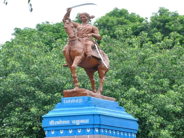 उत्तर भारत का मुख्य द्वार है यह शहर, दी जाती है वीरता की मिसाल Jhansi best places to visit