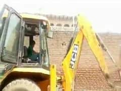 ग्रेटर नोएडा: सरकारी काम में बाल मजदूरी, जेसीबी मशीन चलाता दिखा नाबालिग,वीडियो वायरल