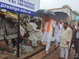बारिश में भीगते हुए योगी के मंत्री ने कराई नालों की सफाई Yogi Government minister surya pratap shahi did cleanliness of roads and drains deoria during rain बारिश में भीगते हुए योगी के मंत्री ने कराई नालों की सफाई