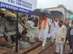 बारिश में भीगते हुए योगी के मंत्री ने कराई नालों की सफाई