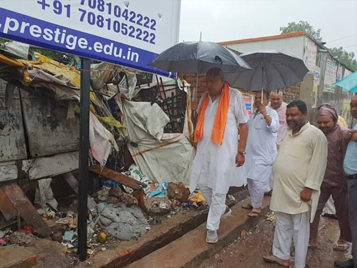 बारिश में भीगते हुए योगी के मंत्री ने कराई नालों की सफाई Yogi Government minister surya pratap shahi did cleanliness of roads and drains deoria during rain