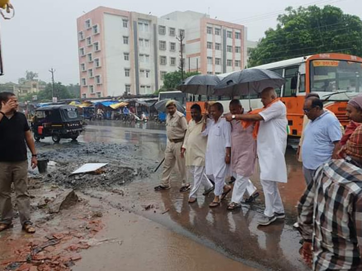 बारिश में भीगते हुए योगी के मंत्री ने कराई नालों की सफाई