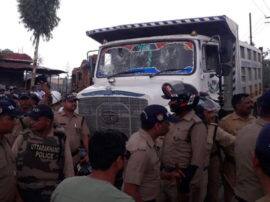 speedy dumper hits student died on the spot देहरादून: डंपर से कुचलकर स्कूल जा रही बच्ची की मौत, भीड़ ने चालक को धुना