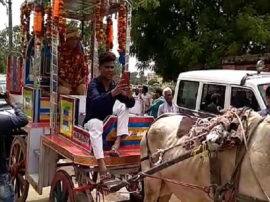 kanpur people became emotional over police inspector transfer थानेदार की अनोखी विदायी, बैण्ड, बाजा और बारात के साथ लोगों ने किया विदा