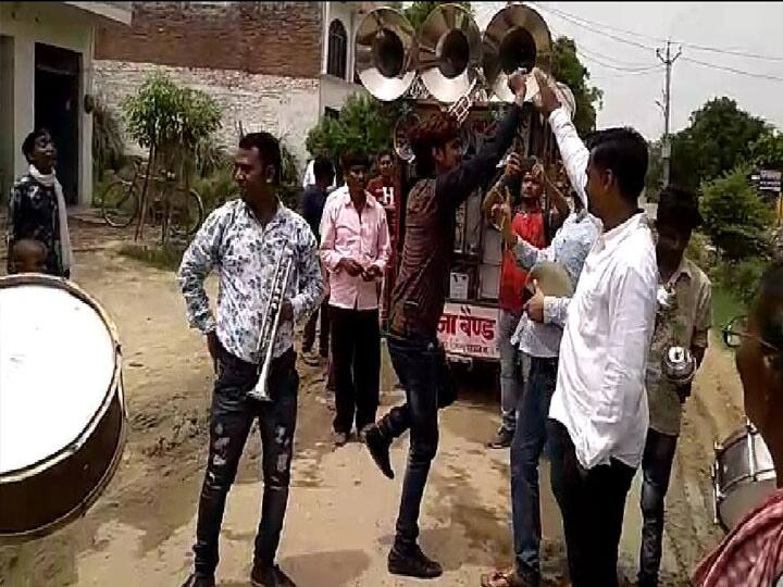 थानेदार की अनोखी विदायी, बैण्ड, बाजा और बारात के साथ लोगों ने किया विदा