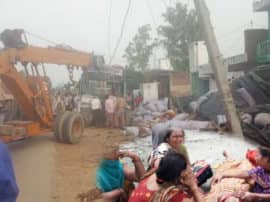 कन्नौज में घर के बाहर सो रहे लोगों पर ट्रक पलटा, एक ही परिवार के चार सदस्यों की मौत Four member of one family died in massive road accident in kannauj truck fall on them कन्नौज में घर के बाहर सो रहे लोगों पर ट्रक पलटा, एक ही परिवार के चार सदस्यों की मौत