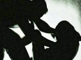 FIR lodged against etah two sub inspectors after pregnant women complaint पति का एनकाउंटर कर दूंगा कह...करते रहे बलात्कार; पीड़िता की शिकायत पर दो दारोगाओं पर केस दर्ज