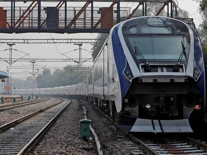 वंदेभारत एक्सप्रेस में कोच का फंसा दरवाजा, यात्रियों में मची भगदड़, अधिकारियों ने किया इन्कार 