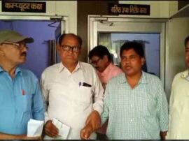 anti corruption team caught red handed lekhpal 30 हजार की रकम लेते लेखपाल रंगे हाथों गिरफ्तार, किसानों से मांगी थी रिश्वत