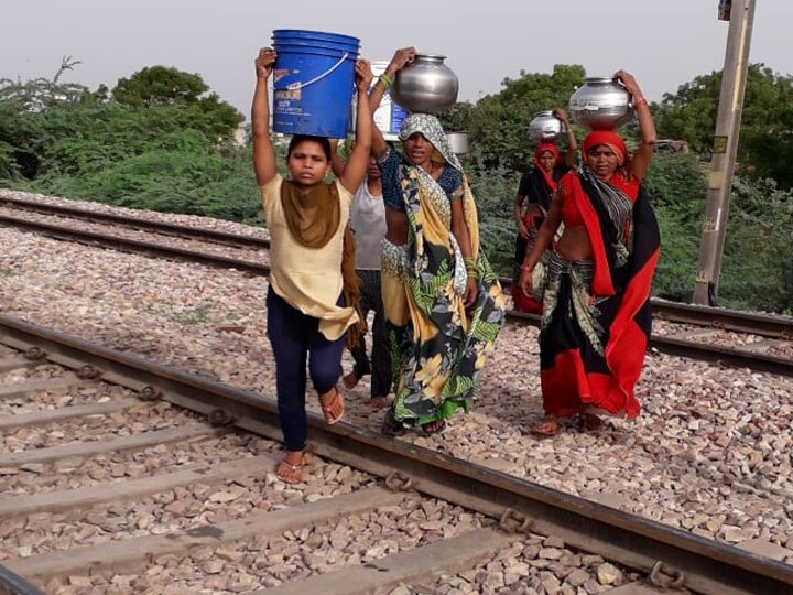 पानी के लिए रोज जिंदगी को दांव पर लगाते हैं इस गांव के लोग, शिकायत के बाद नहीं हुआ समाधान