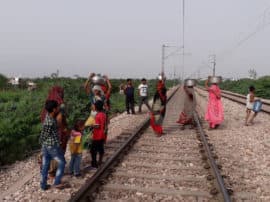 पानी के लिए रोज जिंदगी को दांव पर लगाते हैं इस गांव के लोग, शिकायत के बाद नहीं हुआ समाधान drinking water problem in Agra village पानी के लिए रोज जिंदगी को दांव पर लगाते हैं इस गांव के लोग, शिकायत के बाद नहीं हुआ समाधान