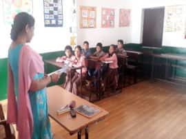 परिषदीय स्कूलों का बुरा है हाल, पढ़ने के लिए अपनी बारी का इंतजार करते हैं छात्र know the reality of UP Primary school परिषदीय स्कूलों का बुरा है हाल, पढ़ने के लिए अपनी बारी का इंतजार करते हैं छात्र