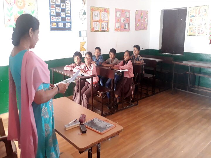 परिषदीय स्कूलों का बुरा है हाल, पढ़ने के लिए अपनी बारी का इंतजार करते हैं छात्र know the reality of UP Primary school