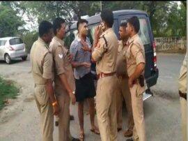 Circle officer in auraiya beaten a man at petrol pump औरेया: वर्दी की दबंगई, निरंकुश सीओ ने पेट्रोल पंप कर्मी को लाठी से पीटा