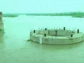 heavy rain in uttar pradesh rivers crossing danger mark in many places भारी बारिश के चलते यूपी में उफान पर नदियां, कई इलाकों में खतरे के निशान को पार कर गया है जलस्तर