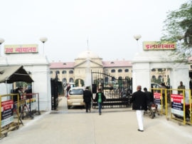 Police reached Couple kidnapped outside Allahabad High court in prayagraj इलाहाबाद हाईकोर्ट के बाहर से दिनदहाड़े गन प्वाइंट पर प्रेमी युगल का अपहरण