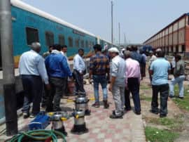 humsafar train coach derailed in washing line prayagraj railway station दीवार दरकने से पटरी से उतरा हमसफर ट्रेन का डिब्बा, वाशिंग लाइन पर हुआ हादसा