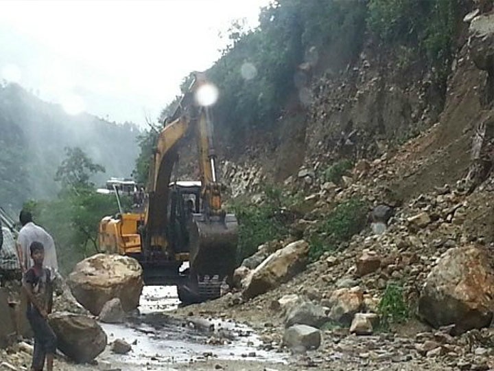 उत्तराखंड में भारी बारिश की चेतावनी, भू-स्खलन से बंद हुआ गंगोत्री और बदरीनाथ हाई-वे