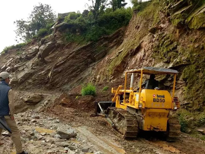 उत्तराखंड में भारी बारिश की चेतावनी, भू-स्खलन से बंद हुआ गंगोत्री और बदरीनाथ हाई-वे