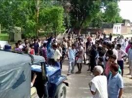 फतेहपुर में फैली मदरसे में गोमांस की अफवाह, आगजनी और तोड़फोड़ Mob Attack on Madrasa after Rumour of Beef in Fatehpur Uttar Pradesh फतेहपुर में फैली मदरसे में गोमांस की अफवाह, आगजनी और तोड़फोड़