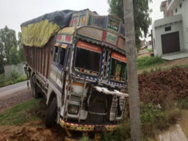 two people dead in road accident in bulandshahr बुलंदशहर: सड़क किनारे खड़े ट्रक में जा घुसी मेटाडोर, दो लोगों की मौत