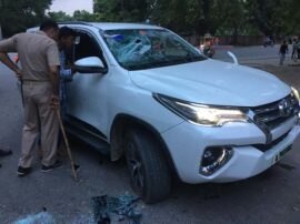 Firing on Property dealer in suv in prayagraj  प्रयागराज: फिल्मी अंदाज में घेरकर फॉर्च्यूनर कार पर ताबड़तोड़ फायरिंग, फैली सनसनी