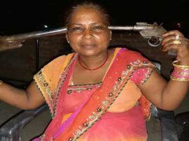 bareilly former SP women councilor facebook post viral in social media सपा की पूर्व महिला पार्षद ने तमंचे के साथ खिंचवाई तस्वीर, वायरल होने पर पुलिस ने की ये कार्रवाई  