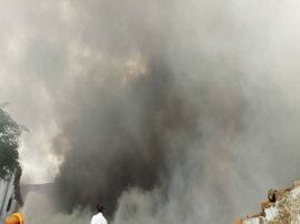 massive fire in godown in meerut टाटा कंपनी और ब्लॉसम बीयर के गोदाम में लगी भयंकर आग, इलके में मची अफरा-तफरी