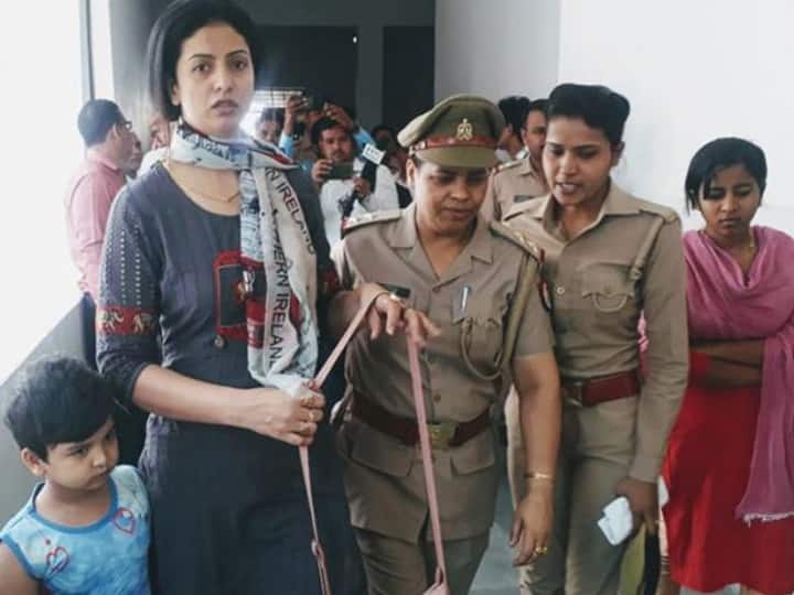 क्रिकेटर शमी की पत्नी को आधी रात को हिरासत में लिए जाने पर मुश्किल में घिरी यूपी पुलिस