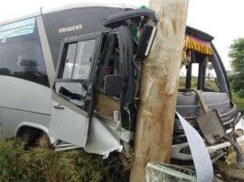 Bus accident at yamuna expressway driver injured नेपाल जा रही बस का यमुना एक्सप्रेस-वे पर फटा टायर, चालक समेत दर्जन भर यात्री हुए घायल