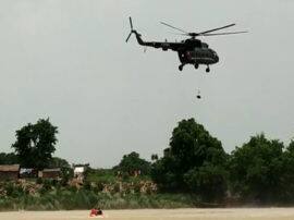 गोरखपुर: बाढ़ से बचाव पर एक्शन में प्रशासन, हेलीकाप्टर से एयरलिफ्ट और ड्रोन से की निगरानी Mock Drill and Flood Rescue Operation In Gorakhpur गोरखपुर: बाढ़ से बचाव पर एक्शन में प्रशासन, हेलीकाप्टर से एयरलिफ्ट और ड्रोन से की निगरानी