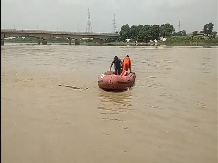 गोरखपुर: बाढ़ से बचाव पर एक्शन में प्रशासन, हेलीकाप्टर से एयरलिफ्ट और ड्रोन से की निगरानी