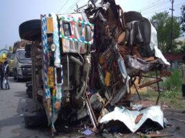 बुलंदशहर में भीषण सड़क हादसा, डंपर से टकराकर पलटा ट्रक, चालक समेत दो की मौत three died in road accident in bulandshahr बुलंदशहर में भीषण सड़क हादसा, डंपर से टकराकर पलटा ट्रक, चालक समेत दो की मौत