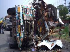 बुलंदशहर में भीषण सड़क हादसा, डंपर से टकराकर पलटा ट्रक, चालक समेत दो की मौत