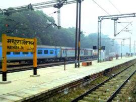 मथुरा: राया-हाथरस रेलखण्ड पर पड़ा मिला तीन साल का बच्चा, हाथ-पांव बंधे थे Mathura Minor Kid found on Raya Hathras Railway Line मथुरा: राया-हाथरस रेलखण्ड पर पड़ा मिला तीन साल का बच्चा, हाथ-पांव बंधे थे