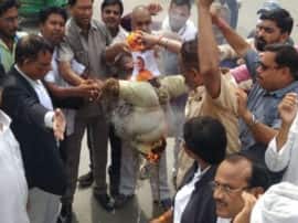 प्रियंका गांधी को हिरासत में लेने पर भड़के कार्यकर्ता, जगह-जगह किया प्रदर्शन, फूंका पुतला congress protest against priyanka gandhi priyanka gandhi detention प्रियंका गांधी को हिरासत में लेने पर भड़के कार्यकर्ता, जगह-जगह किया प्रदर्शन, फूंका पुतला