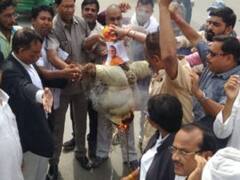 प्रियंका गांधी को हिरासत में लेने पर भड़के कार्यकर्ता, जगह-जगह किया प्रदर्शन, फूंका पुतला