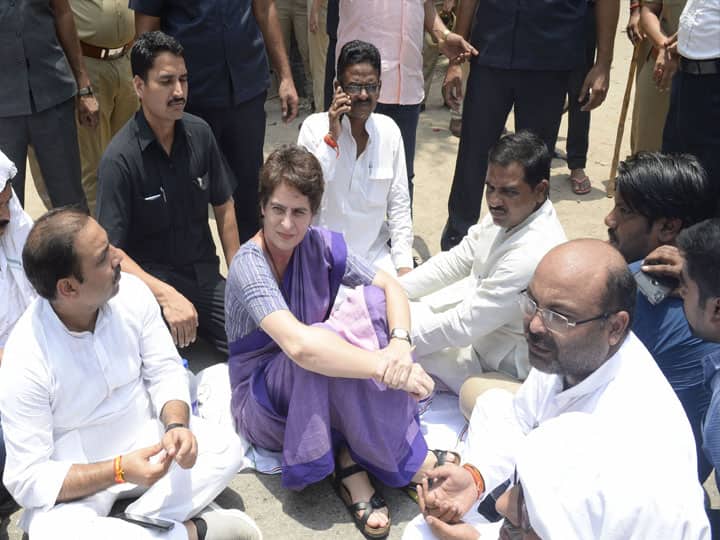 प्रियंका गांधी को हिरासत में लेने पर भड़के कार्यकर्ता, जगह-जगह किया प्रदर्शन, फूंका पुतला
