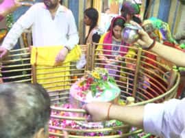 इस मंदिर में शिवलिंग पर चढ़ने वाले दूध से बन रही प्रसाद की खीर, जल संरक्षण का भी पढ़ाया जा रहा पाठ Sawan 2019 Devotees offers prayer at ancient Shiv Mandir Mankameshwar Temple of Daliganj in Lucknow इस मंदिर में शिवलिंग पर चढ़ने वाले दूध से बन रही प्रसाद की खीर, जल संरक्षण का भी पढ़ाया जा रहा पाठ