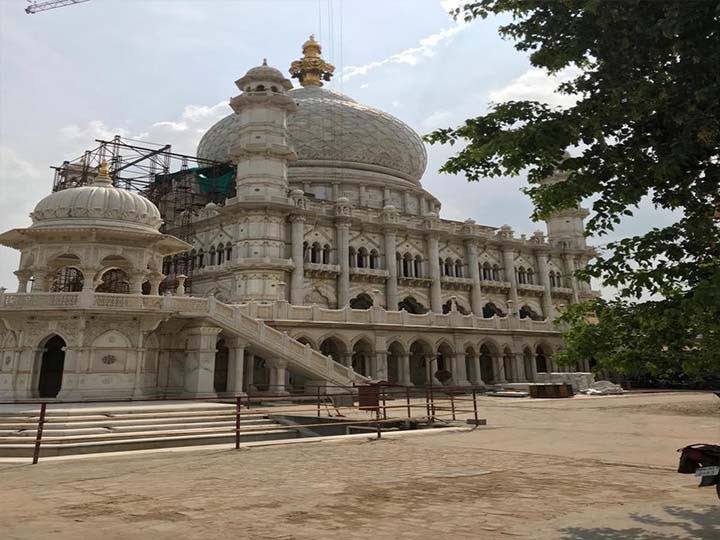 100 साल से बन रहा है ये मंदिर, खूबसूरती निहारने को दूर दूर से आते हैं लोग