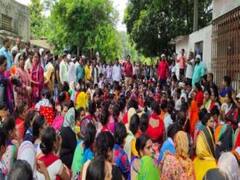 लखनऊ: मानदेय घटाये जाने पर भड़के अनुदेशक सड़कों पर उतरे, सरकार को चेताया